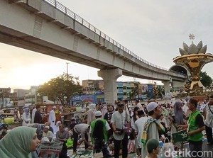Salat Id di Masjid Agung Palembang Padat hingga Jembatan Ampera