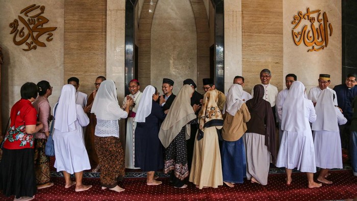 Sejumlah umat lintas agama saling bermaaf-maafan dalam acara safari Lebaran lintas agama dan kepercayaan di Masjid Nusrat Jahan, Semarang, Jawa Tengah, Sabtu (21/3/2026). Kegiatan yang diikuti oleh tokoh agama hingga masyarakat lintas agama dan kepercayaan tersebut sebagai upaya menumbuhkan dan mempererat silaturahim, kerukunan, serta toleransi sekaligus kedamaian antarumat dalam momentum perayaan Idul Fitri 1447 Hijriah. ANTARA FOTO/Makna Zaezar/nym.