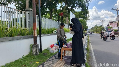 Salah satu penjual bunga tabur di sepanjang jalan raya Praya-Mujur, Lombok Tengah, NTB, Sabtu (21/3/2026). (Foto: Edi Suryansyah/detikBali)
