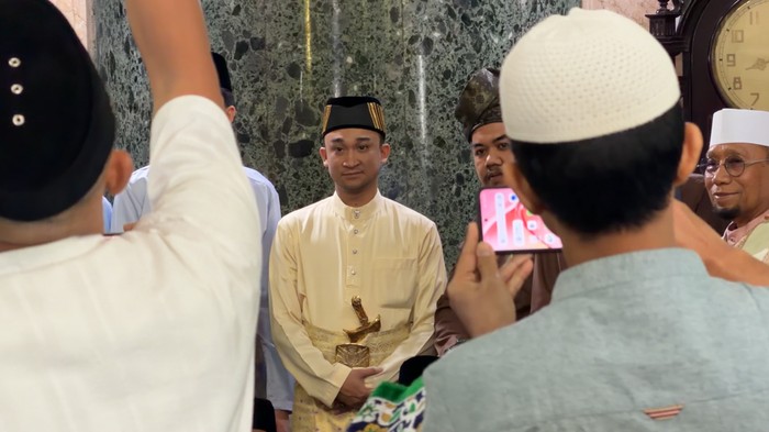 Usai salat id  Sultan Deli XIV tampak berbaur dan berfoto bersama warga.