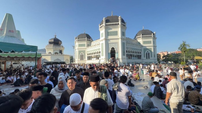 Usai Salat Id, jemaah mulai meninggalkan Masjid Raya Al Mashun dengan tertib, memenuhi halaman hingga area sekitar masjid.