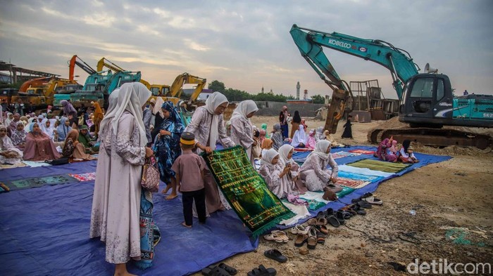 Umat Muslim melaksanakan Salat Idul Fitri di kawasan Pangkalan Pasir, Cilincing, Jakarta Utara, Sabtu (21/3/2026).  Sejak pagi buta, warga telah berdatangan dari berbagai penjuru kampung dengan mengenakan pakaian terbaik mereka. Jalan-jalan kecil yang biasanya dilalui kendaraan kini dipenuhi oleh jamaah yang berjalan kaki menuju lokasi salat, menciptakan suasana yang khidmat sekaligus penuh kebersamaan.