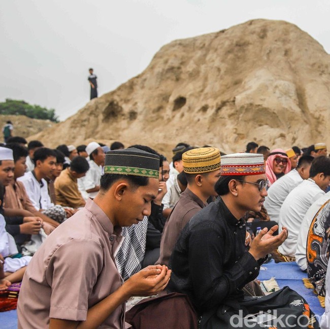 Salat Id di Pangkalan Pasir Dipadati Warga, Suasana Penuh Kebersamaan