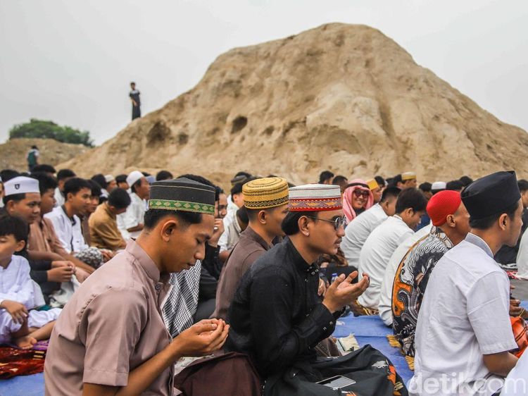 Salat Id di Pangkalan Pasir Dipadati Warga, Suasana Penuh Kebersamaan