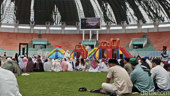 Salat Id di Stadion Pakansari, Bogor