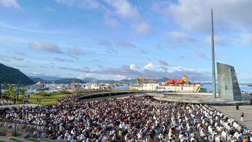 Ratusan pemudik kapal Pelni bergabung dengan ribuan jemaah di Labuan Bajo melaksanakan salat id di kawasan pelabuhan Marina Waterfront Labuan Bajo, Manggarai Barat, NTT, Sabtu (21/3/2026). (Ambrosius Ardin)