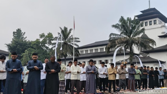 Salat Idul Fitri di Gedung Sate.