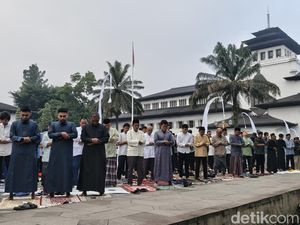Suasana Khidmat Salat Id di Halaman Gedung Sate