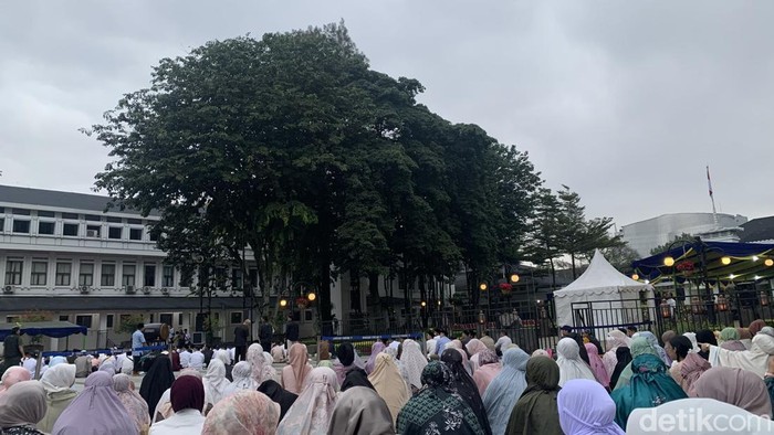 Salat Idulfitri di Balai Kota Bandung.