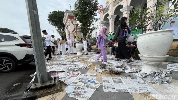 Sampah koran usai salat Id di Masjid Agung Palembang