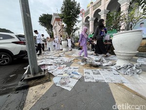Sampah Berserakan di Masjid Agung hingga Jembatan Ampera Usai Salat Id
