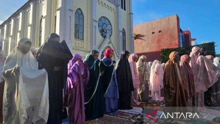 Sebagian jamaah melaksanakan ibadah shalat id di pelataran Gereja Hati Kudus Yesus, di Jalan MGR Sugiyopranoto, Kota Malang, Jawa Timur, Sabtu (21/3/2026)