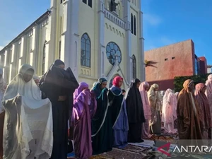 Jemaah Membeludak, Sebagian Warga Salat Id di Pelataran Gereja di Malang