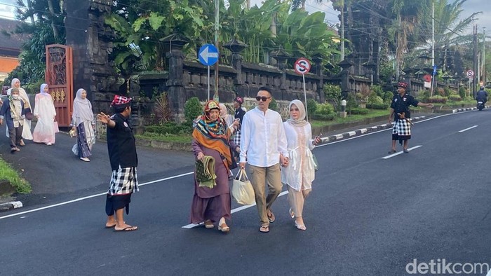 Sejumlah pecalang turut mengamankan pelaksanaan salat Id di Lapangan Tanah Aron, Karangasem, Bali, Sabtu (21/3/2026). (Foto: I Wayan Selamat Juniasa/detikBali)