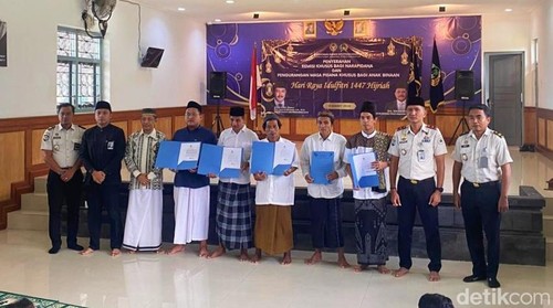 Sejumlah perwakilan narapidana yang mendapat remisi khusus Hari Raya Nyepi dan Idul Fitri di Lapas Kelas IIB Karangasem, Sabtu (21/3/2026). (Foto: I Wayan Selamat Juniasa/detikBali)