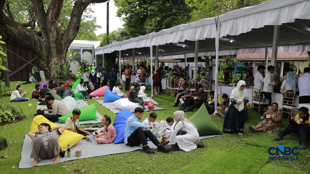 Sejumlah warga menghadiri Halal bihalal bersama Presiden Prabowo Subianto di Istana Negara, Jakarta, Sabtu (21/3/2026). (CNBC Indonesia/Muhammad Sabki)