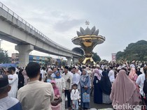 Euforia Lebaran, Warga Antusias Foto Berlatar Air Mancur Cempaka Telok
