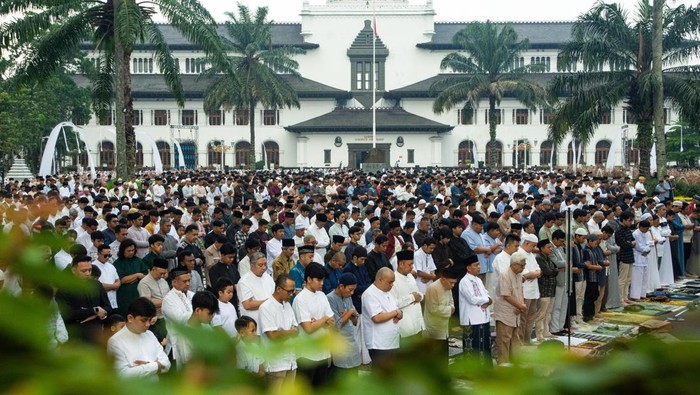 Umat islam menunaikan shalat Idul Fitri 1447 H di pelataran Gedung Sate, Bandung, Jawa Barat, Sabtu (21/3/2026). Pemerintah Provinsi Jawa Barat menggelar shalat Idul Fitri 1 Syawal 1447 Hijriah untuk pertama kalinya di area Gedung Sate yang diikuti r