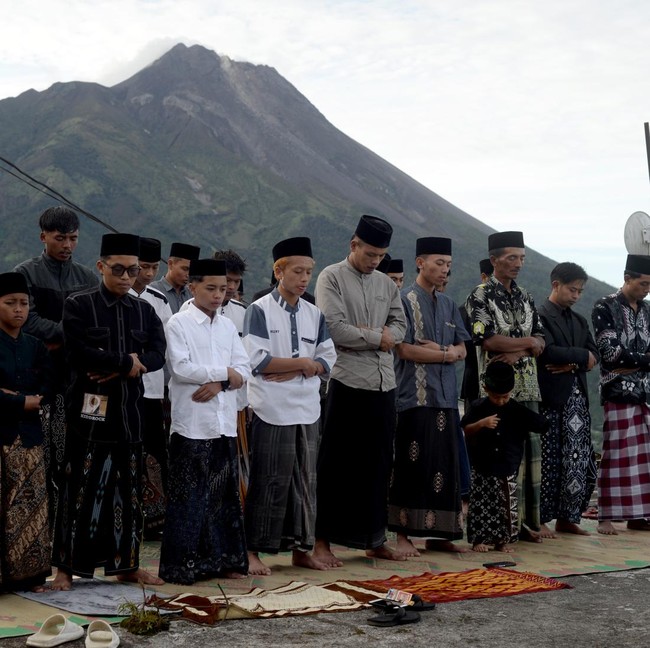 Salat Id di Lanskap Ikonik, Jamaah Beribadah dengan Latar Alam dan Kota