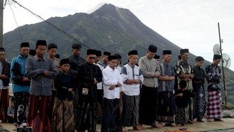 Salat Id di Lanskap Ikonik, Jamaah Beribadah dengan Latar Alam dan Kota