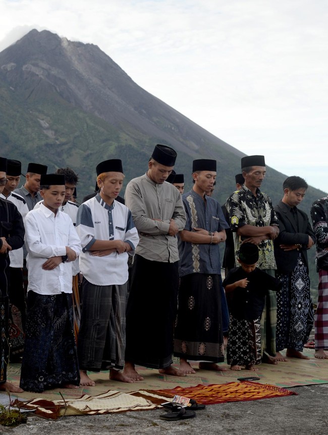 Salat Id di Lanskap Ikonik, Jamaah Beribadah dengan Latar Alam dan Kota
