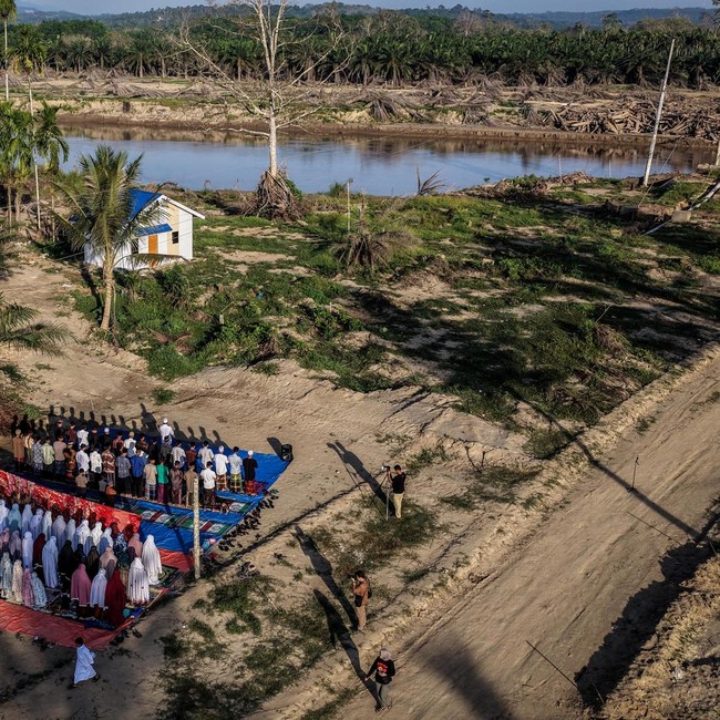 Penyintas Banjir di Aceh Timur Gelar Salat Id