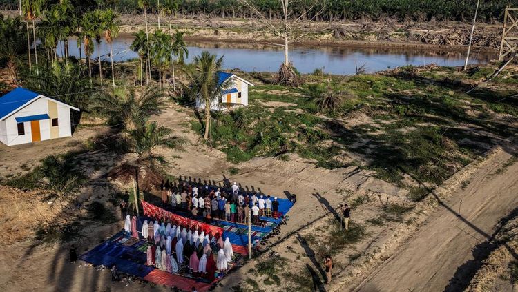 Penyintas Banjir di Aceh Timur Gelar Salat Id