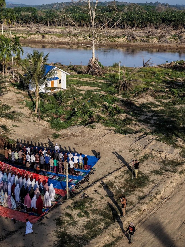 Penyintas Banjir di Aceh Timur Gelar Salat Id
