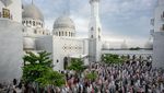 Salat Id di Lanskap Ikonik, Jamaah Beribadah dengan Latar Alam dan Kota