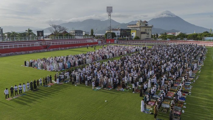 Foto udara umat Islam melaksanakan shalat Idul Fitri 1447 Hijriah di Stadion Gelora Kie Raha Ternate, Maluku Utara, Sabtu (21/3/2026). Shalat Idul Fitri 1447 Hijriah di wilayah itu dilaksanakan secara serentak sesuai dengan ketetapan pemerintah yaitu 1 Syawal 1447 H pada Sabtu 21 Maret 2026. ANTARA FOTO/Andri Saputra/nym.