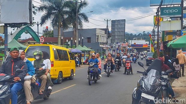 Situasi arus lalu lintas di Jalan Raya Ciwidey - Rancabali, Kabupaten Bandung masih ramai lancar, Sabtu (21/3/2026). Situasi arus lalu lintas di Jalan Raya Ciwidey - Rancabali, Kabupaten Bandung masih ramai lancar, Sabtu (21/3/2026).