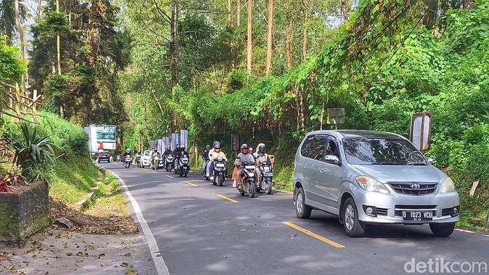 Situasi arus lalu lintas di Jalan Raya Ciwidey - Rancabali, Kabupaten Bandung masih ramai lancar, Sabtu (21/3/2026).