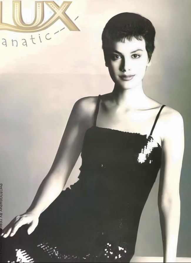 Di keterangan unggahan Sophia menulis, feels like yesterday atau masih terasa seperti kemarin. Foto-foto lawas Sophia itu pun langsung jadi sorotan. Foto: Instagram/@sophia_latjuba88