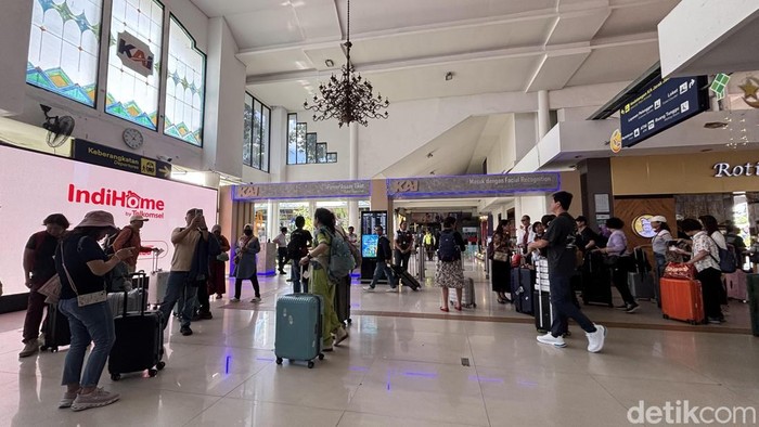 Suasana di Stasiun Surabaya Gubeng di hari pertama lebaran