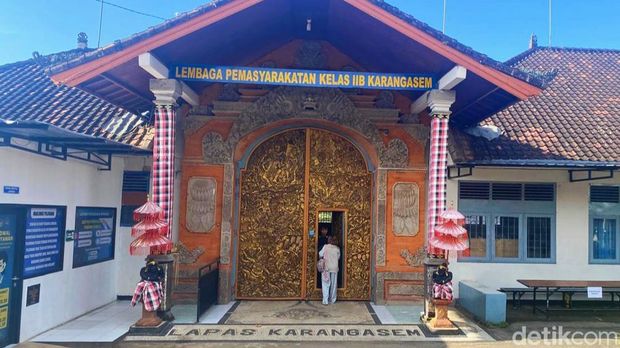Suasana di depan Lapas Kelas IIB Karangasem, Bali, Sabtu (21/3/2026). (Foto: I Wayan Selamat Juniasa/detikBali)
