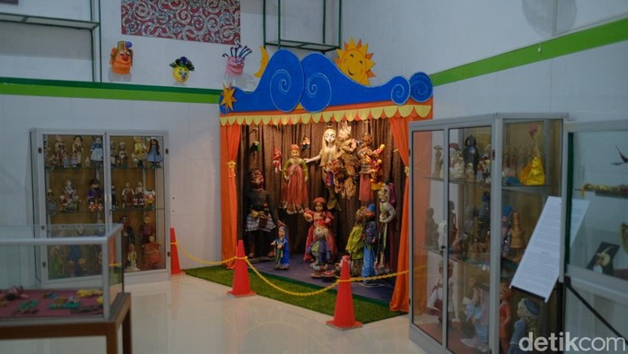 Suasana di Museum Kolong Tangga yang berlokasi di Bangunjiwo, Kasihan, Bantul, Senin (9/3/2026).