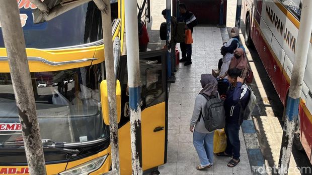 Suasana di Terminal Purabaya