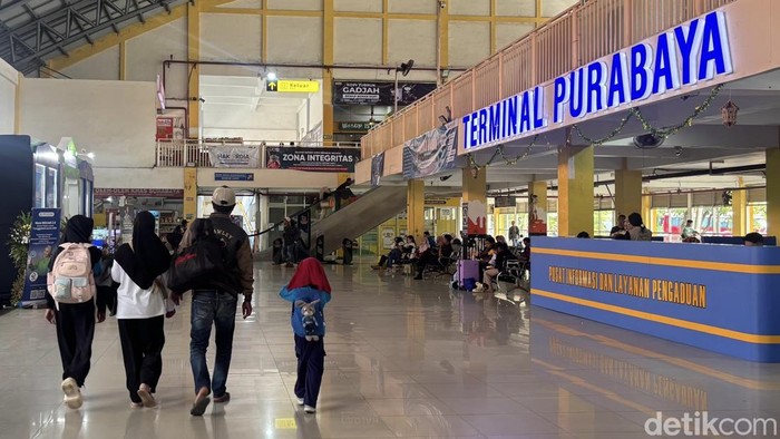 Suasana di Terminal Purabaya