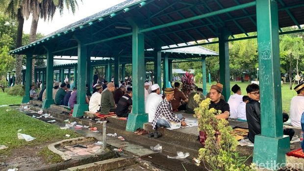 Suasana jemaah Salat Idul Fitri 2026 di Masjid Al Markaz Al Islami Makassar. Suasana jemaah Salat Idul Fitri 2026 di Masjid Al Markaz Al Islami Makassar.