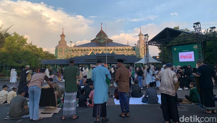 Suasana jemaah Salat Idul Fitri 2026 di Masjid Al Markaz Al Islami Makassar.