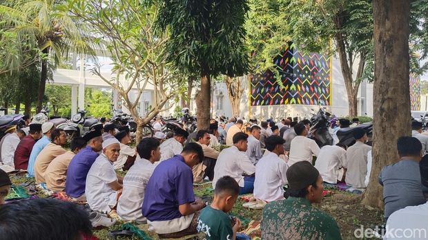 Suasana salat Id di halaman kantor Pemkot Bima, NTB, Sabtu (21/3/2026). (Foto: Rafiin/detikbali) Suasana salat Id di halaman kantor Pemkot Bima, NTB, Sabtu (21/3/2026). (Foto: Rafiin/detikbali)