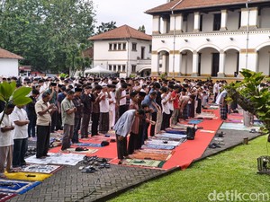 Khusyuk Jemaah Salat Id di Lawang Sewu Semarang, Ceria Berswafoto Setelahnya