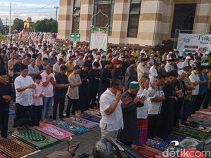 Salat Id di Masjid Al Aqsha Klaten, Jemaah Meluber Sampai Halaman