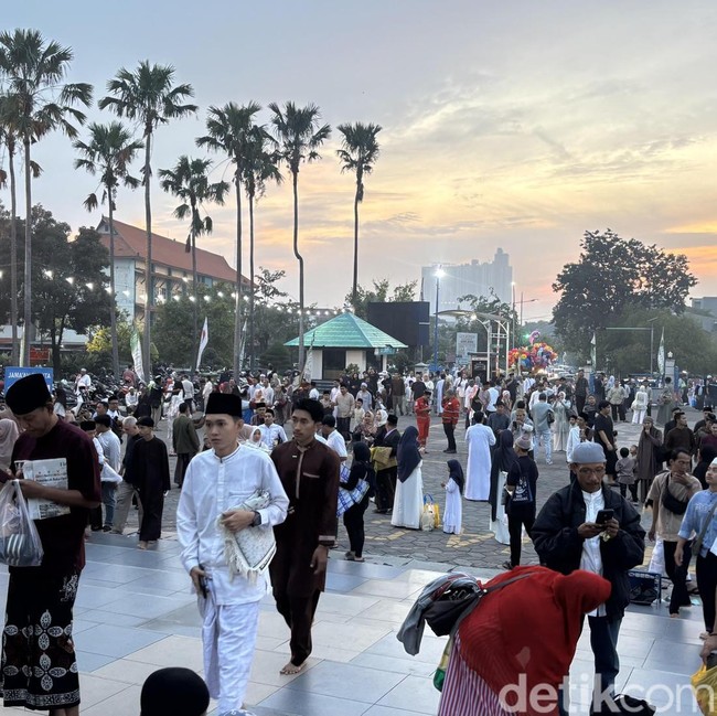 Potret Ribuan Jemaah Salat Idulfitri di Masjid Al Akbar Surabaya