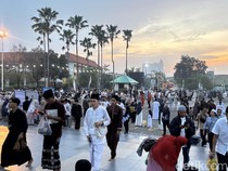Potret Ribuan Jemaah Salat Idulfitri di Masjid Al Akbar Surabaya