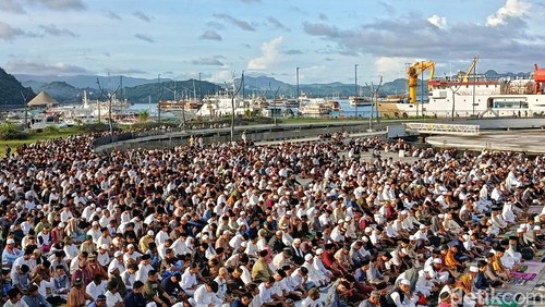 Suasana salat Idul Fitri 1447 Hijriah di kawasan Pelabuhan Marina Waterfront City Labuan Bajo, Manggarai Barat, NTT, Sabtu (21/3/2026). (Foto: Ambrosius Ardin/detikBali)