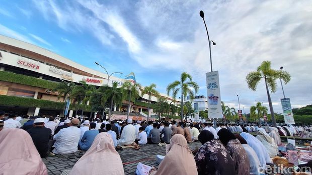 Suasana salat Idul Fitri di parkiran timur Lombok Epicentrum Mall, Jumat (21/3/2026). (Foto: Nathea Citra/detikBali) Suasana salat Idul Fitri di parkiran timur Lombok Epicentrum Mall, Jumat (21/3/2026). (Foto: Nathea Citra/detikBali)