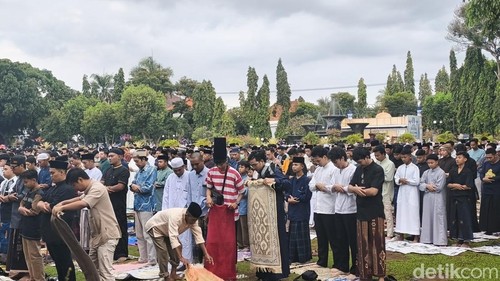 Suasana salat Idul Fitri di Taman Kota Singaraja, Buleleng, Bali, Sabtu (21/3/2026). (Foto: Made Wijaya Kusuma/detikBali)