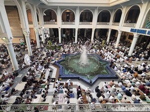 Ribuan Jemaah Khusyuk Salat Idulfitri di Masjid Al Akbar Surabaya