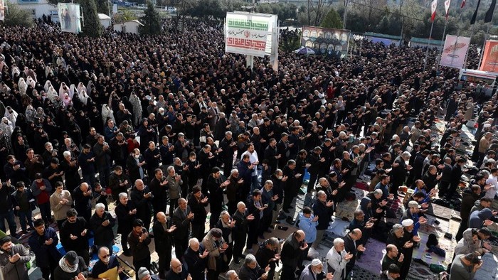 Warga Iran mengikuti salat Idulfitri, menandai berakhirnya bulan suci Ramadan, di Masjid Agung Mosalla di Teheran pada 21 Maret 2026. Ibu kota Iran telah dibombardir hampir setiap hari sejak serangan gabungan AS-Israel memulai perang pada 28 Februari